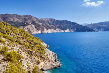 Yunanistan 'ın Kefalonia adasındaki dağlar ve kayalık kıyılar