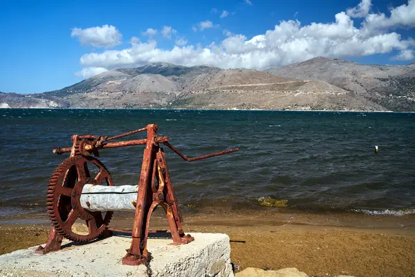 Yunanistan 'ın Kefalonia adasında bir balıkçı teknesi için eski, paslı bir vinç mekanizması