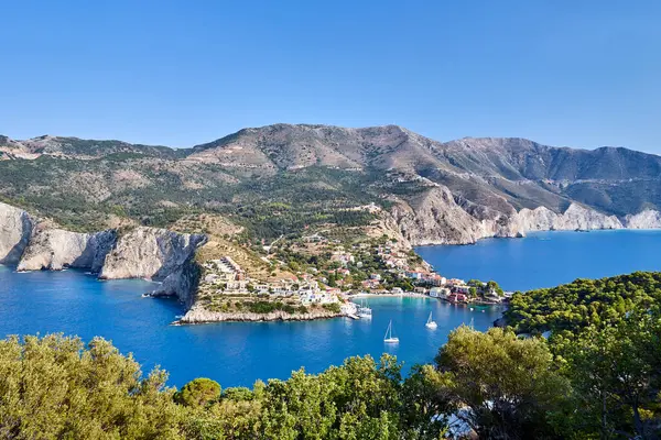 Yunanistan 'ın Kefalonia adasında Assos şehriyle kayalık yarımada