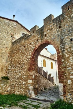 Toscana, İtalya 'nın Toscana kentindeki Magliano kasabasının ortaçağ savunma duvarlarında bulunan kapı.