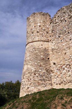 İtalya, Garda Gölü 'ndeki ortaçağ Moniga Kalesi' nin taş savunma duvarları.