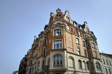Polonya 'nın Poznan şehrinde balkonları olan tarihi tuğla apartman dairesi.