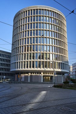 Polonya 'nın Poznan şehrinde bir modernist, yuvarlak ofis binasının ön cephesi.