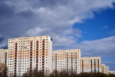 Poznan, Polonya 'daki yüksek binaların balkonları.