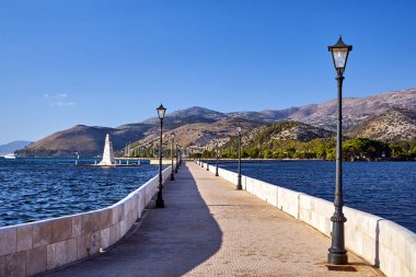 Yunanistan 'ın Kefalonia adasındaki Argostoli kasabasındaki körfezin üzerinde taş bir köprü.