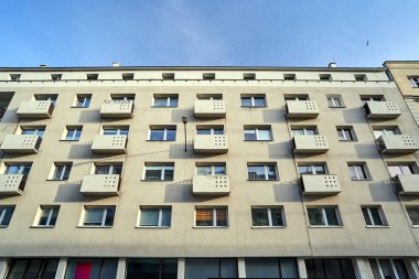 Polonya 'nın Poznan kentinin merkezindeki modern, çok katlı bir binanın ön cephesinin bir parçası.