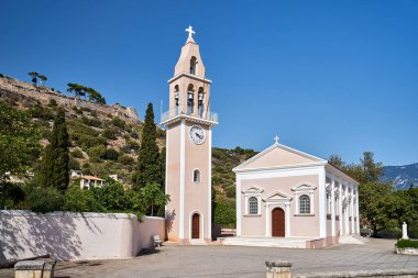 Yunanistan 'ın Kefalonya adasındaki bir tepede çan kulesi ve Venedik kalesi olan Ortodoks Kilisesi