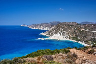 Yunanistan 'ın Kefalonia adasındaki Petani Körfezi' ndeki Rocky sahili ve plajı
