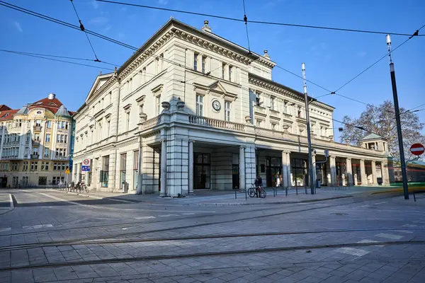 Polonya 'nın Poznan kentindeki tarihi bir binanın sokak ve cephesi