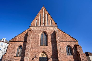 Polonya 'nın Poznan kentindeki tarihi katolik kilise cephesi.