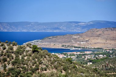 Yunanistan 'ın Lezbiyen adasındaki Petra sahil kıyısındaki tepeler, ağaçlar ve evler