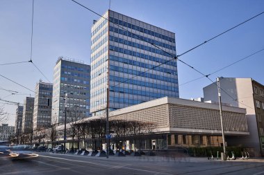 Polonya 'nın Poznan şehrinde tramvay çekici ve modern çok katlı ofis binaları olan bir sokak. 