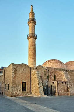 Yunanistan 'ın Girit adasındaki Rethymno şehrinde minaresi olan taştan bir cami.