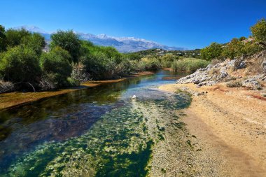 Yunanistan 'ın Girit adasındaki Lefka Ori nehir ve dağ manzarası