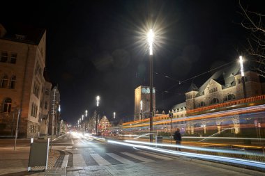 Poznan şehrinde gece yarısı imparatorluk kalesi olan anıtsal binaların olduğu cadde.