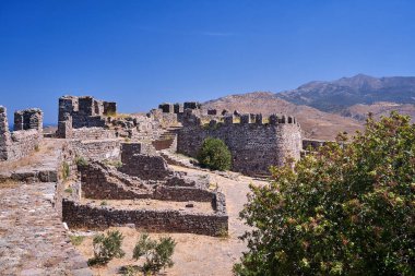 Yunanistan 'ın Lezbiyen Adası' ndaki Molyvos 'taki ortaçağ kalesinin taş duvarları