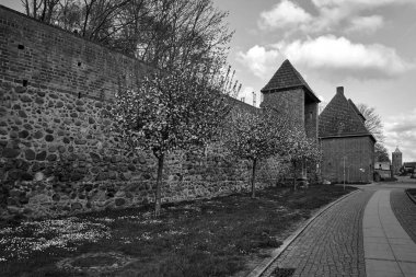 Almanya Prenzlau 'da bir tuğla kulesi ve taş duvarı olan ortaçağ tahkimatları