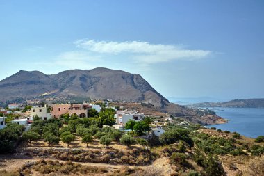 Yunanistan 'ın Girit adasında Souda Körfezi' nin yukarısındaki bir dağın eteğindeki bir kasaba.