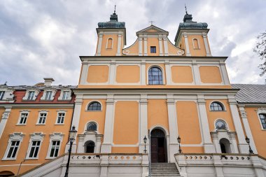 Polonya 'nın Poznan kentindeki tarihi, barok bir kilisenin cephesi.