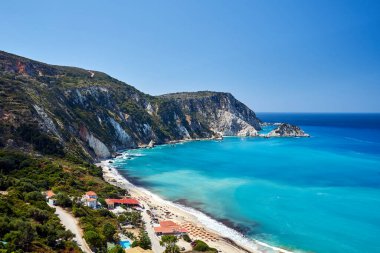 Yunanistan 'ın Kefalonia adasındaki Petani Körfezi' ndeki Rocky sahili ve plajı