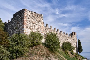 İtalya, Garda Gölü 'ndeki Ortaçağ Padenghe Kalesi' nin taştan surları.