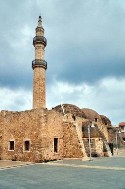 Yunanistan 'ın Girit adasındaki Rethymnon kentindeki Türk camisinin taş ve tarihi minaresi