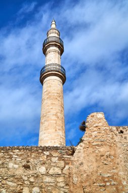 Yunanistan 'ın Girit adasındaki Rethymnon kentindeki Türk camisinin taş ve tarihi minaresi