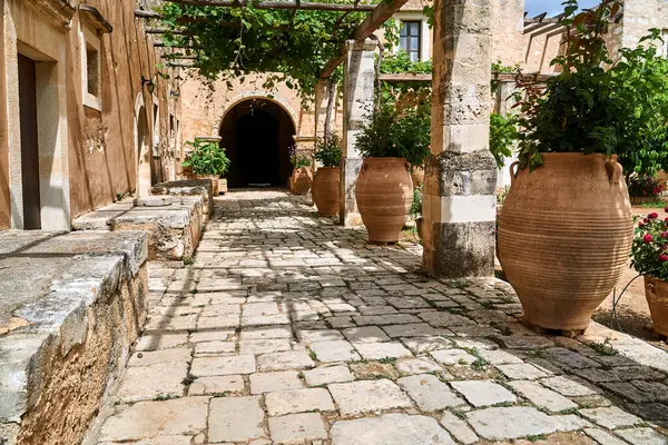 Yunanistan 'ın Girit adasındaki tarihi Ortodoks Manastırı Moni Arcadia' nın avlusunda sarmaşık