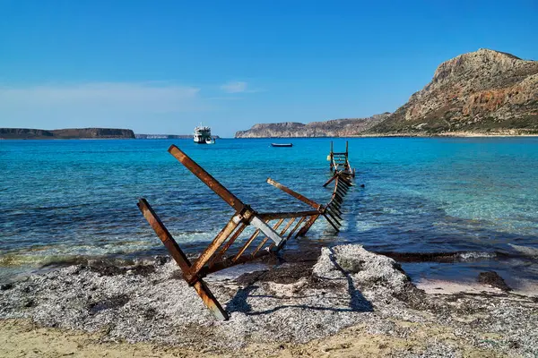 Yunanistan 'ın Girit adasındaki Balos Gölü' ndeki harabe metal iskelesi