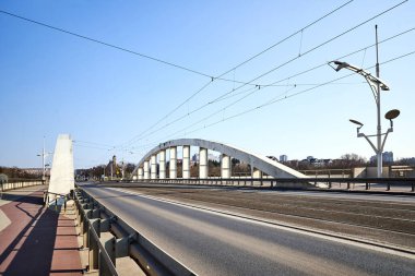 Warta Nehri üzerindeki köprünün çelik yapısı Poznan, Polonya 'da tramvay raylarıyla