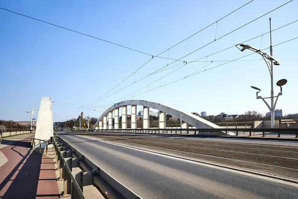 Warta Nehri üzerindeki köprünün çelik yapısı Poznan, Polonya 'da tramvay raylarıyla