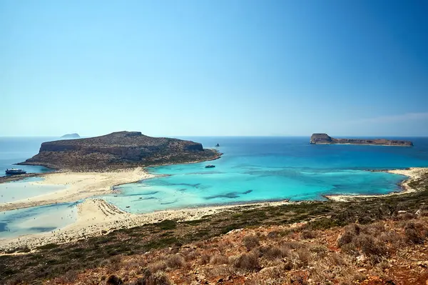 Yunanistan 'ın Girit adasındaki Balos Gölü' nde kaya ve plajlı yarımada