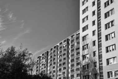 Poznan, Polonya 'da yüksek katlı bir binanın balkonlu cephesi