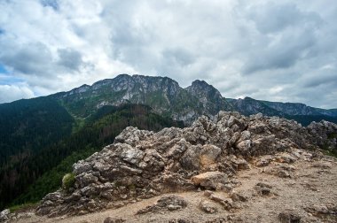 Polonya, Tatras 'taki kireçtaşı kayaları ve dağ zirvesi Giewont.