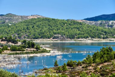 Yunanistan 'ın Rodos adasındaki Goudouras nehri üzerindeki dağ manzarası ve yapay rezervuar