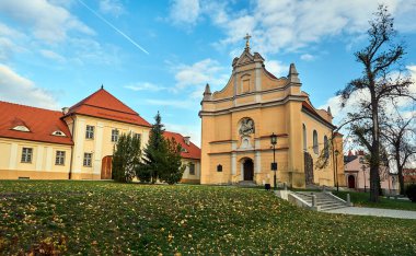 Polonya 'nın Gniezno kentindeki kilisenin tarihi binaları ve Barok cephesi