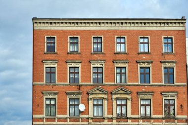 Polonya 'nın Gniezno kentindeki tarihi kırmızı tuğlalı apartman.