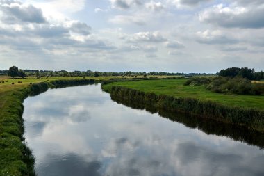 Yazın Notec Nehri kenarındaki kırsal alan, Polonya