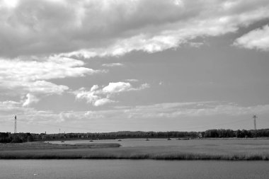 Karsibor Adası, Polonya 'daki Swina Nehri üzerindeki köprü ve feribot.