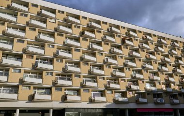 Poznan, Polonya 'da balkonlu çok katlı bir bina.