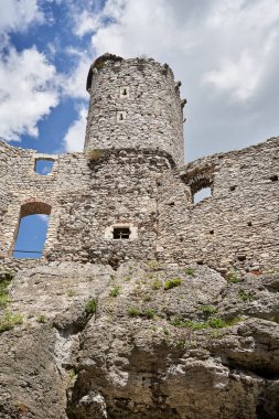 Polonya 'nın Ogrodzieniec kentindeki bir ortaçağ şatosunun kalıntıları.