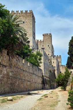 Yunanistan 'ın Rodos şehrindeki St. John Tarikatı' nın ortaçağ kalesinin hendek, taş duvarları ve kuleleri.