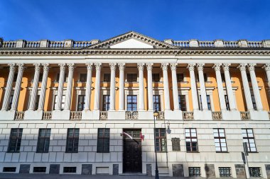 Poznan, Polonya 'da Korint sütunları bulunan tarihi bir Neo-Rönesans binasının cephesi