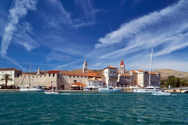 Taştan sahil manzarası ve Hırvatistan 'ın Trogir kentinin tarihi binaları