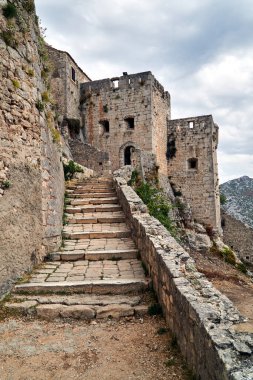 Hırvatistan 'ın ortaçağ Klis kalesinin taş merdivenleri ve duvarları