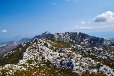 Hırvatistan 'ın Dinarik Alpleri' ndeki Mosor kalabalığında Rocky zirveye ulaştı