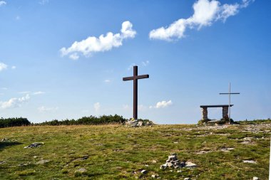 Beskids, Polonya 'daki Pilsko Dağı' nın çimenli zirvesinden geçer.