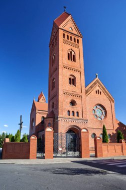 Polonya 'nın başkenti Jutrosin' de çan kulesi olan tarihi, neo-Romantik bir Katolik kilisesi cephesi.