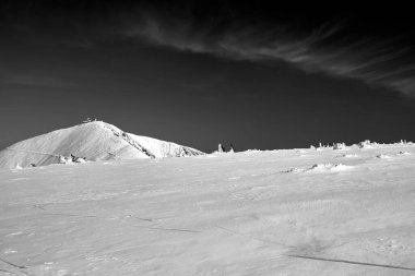 Polonya 'nın Karkonosze Dağları' ndaki Sniezka 'nın karla kaplı zirvesinde turist barınağı