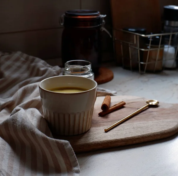 Latte Emas Secangkir Latte Kunyit Panas Dengan Tongkat Kayu Manis — Stok Foto